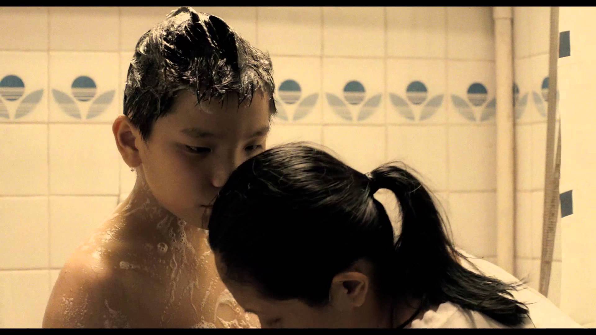 Моет сына в душе. Японские девочки в душе. Сцены с несовершеннолетними мальчиками.